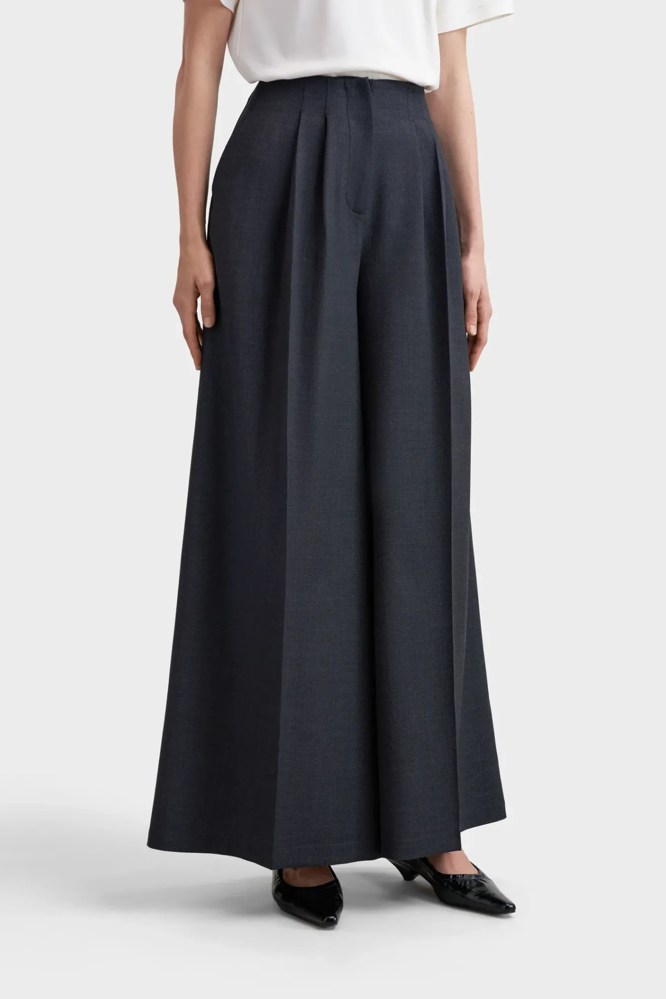 Расклешенные брюки из премиальной шерсти