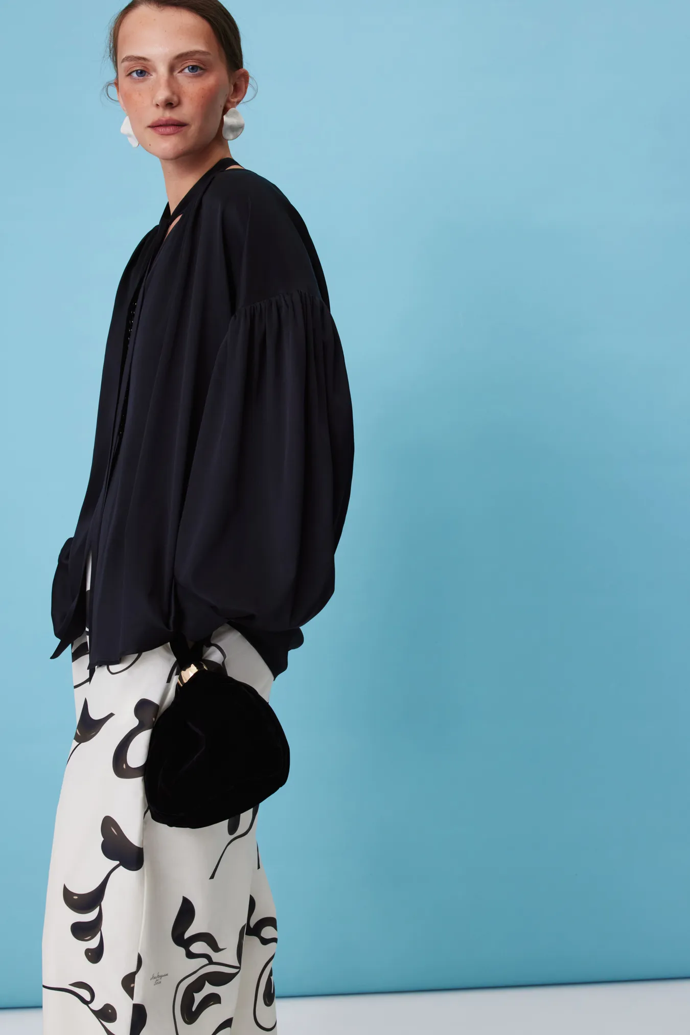 Блуза свободного кроя с объемными рукавами