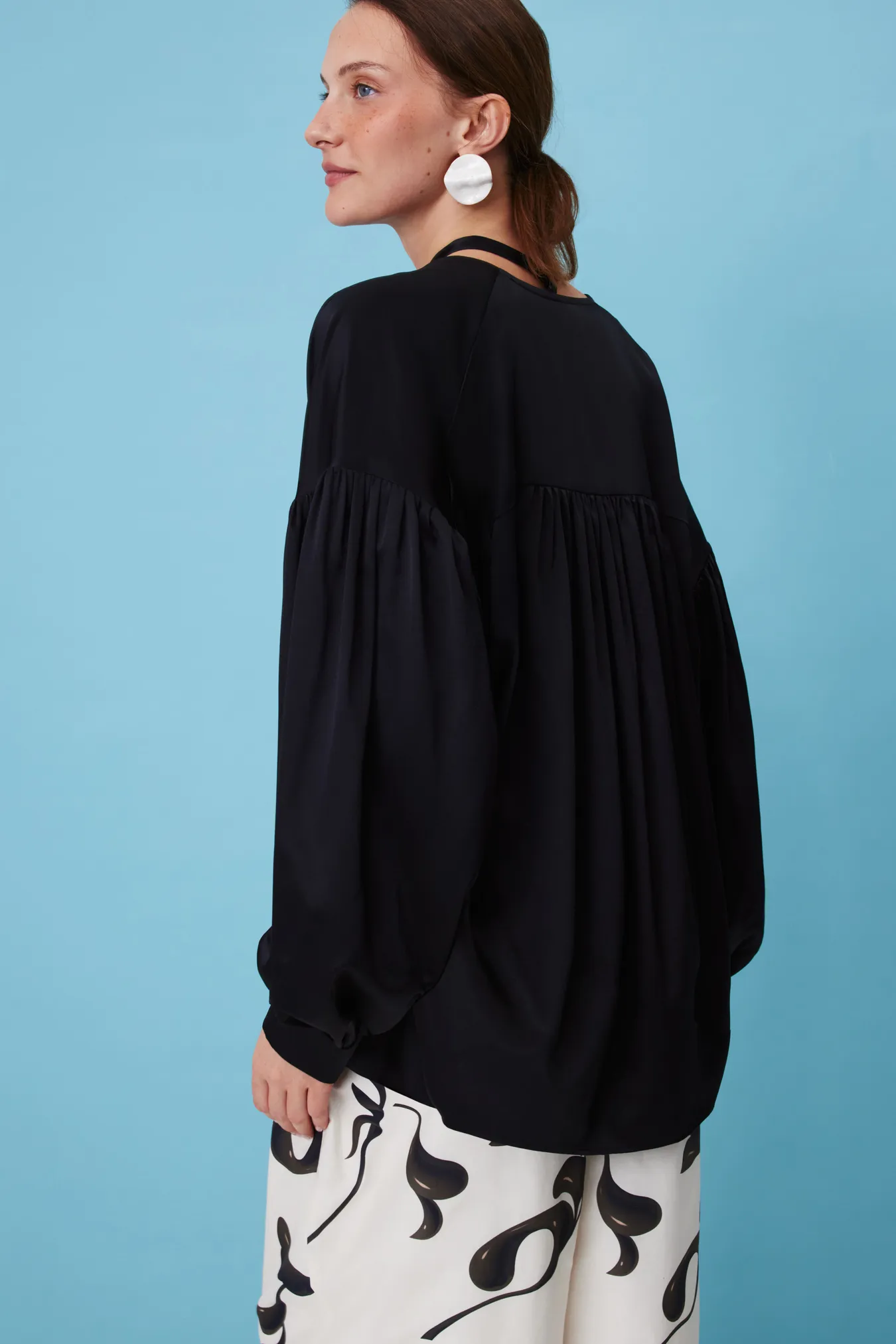 Блуза свободного кроя с объемными рукавами
