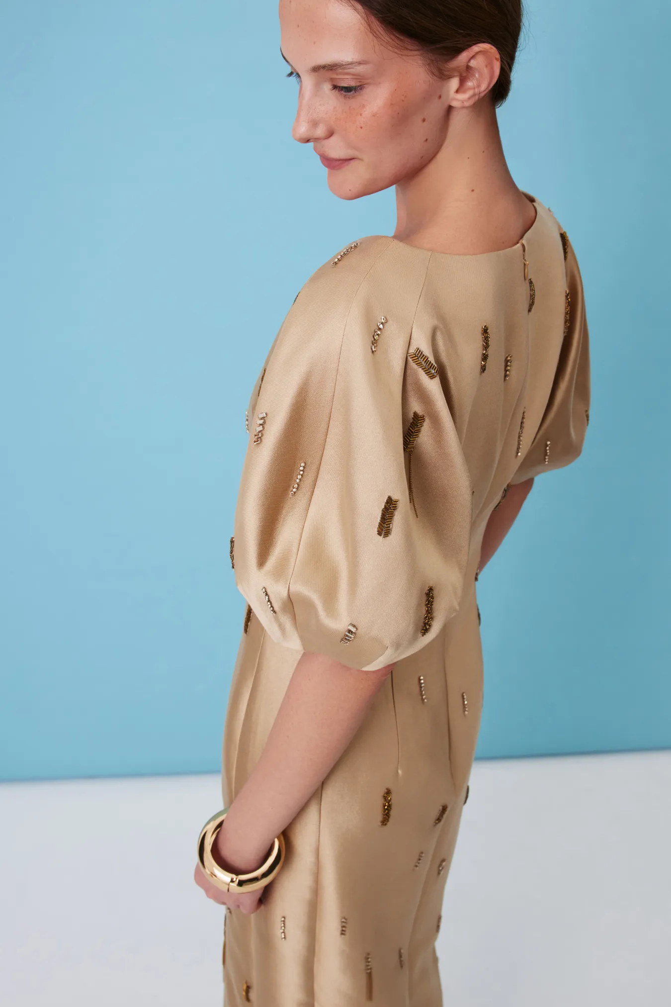 Платье с вышивкой