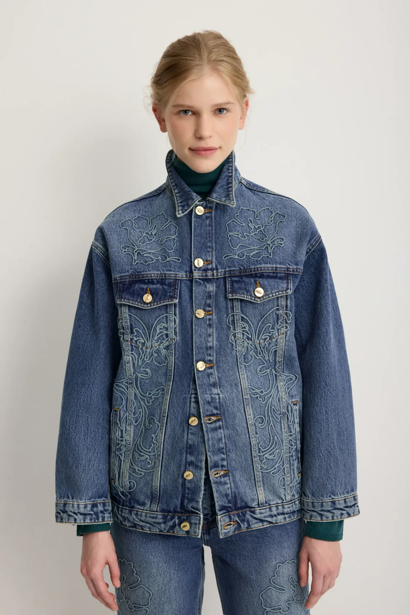 Джинсовая куртка с вышивкой