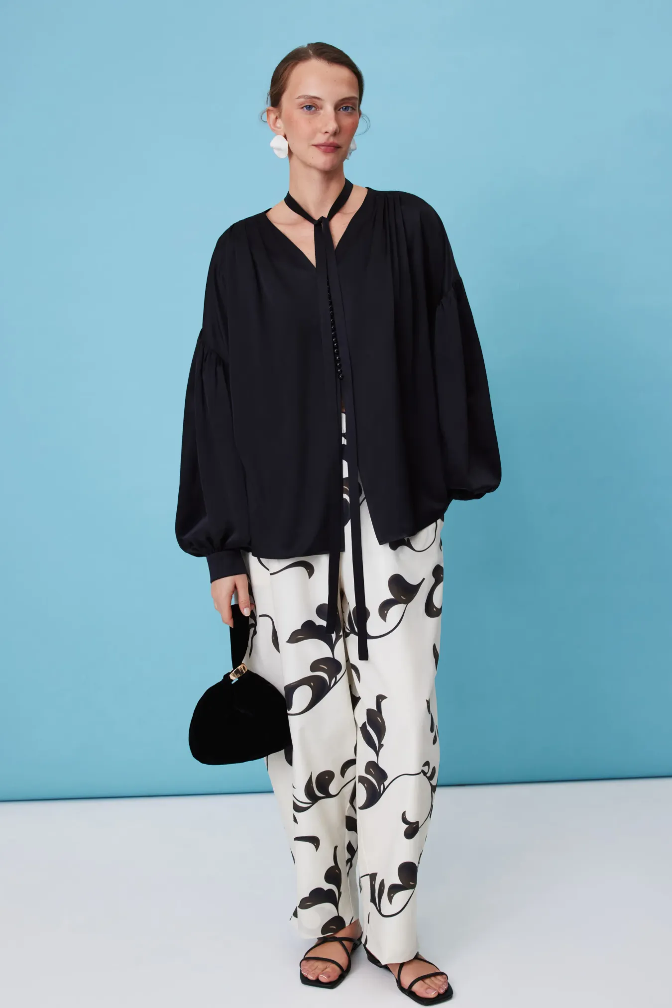 Блуза свободного кроя с объемными рукавами