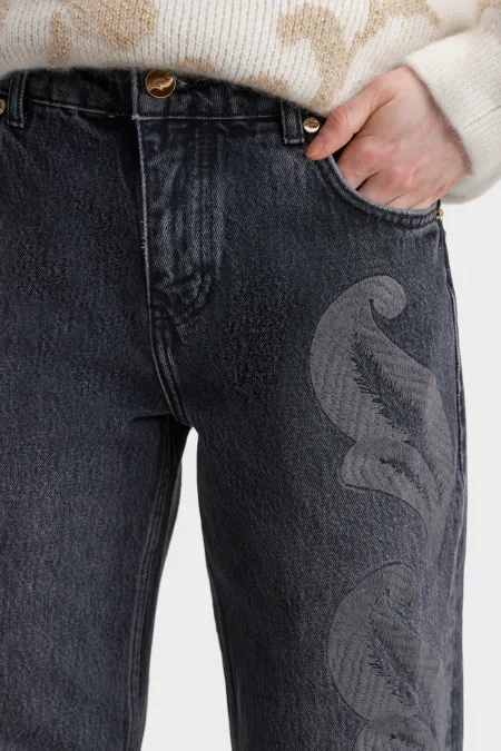 Джинсы с вышивкой