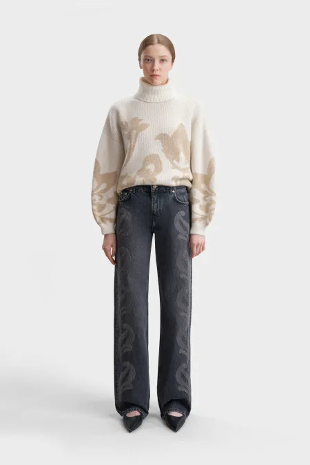 Джинсы с вышивкой