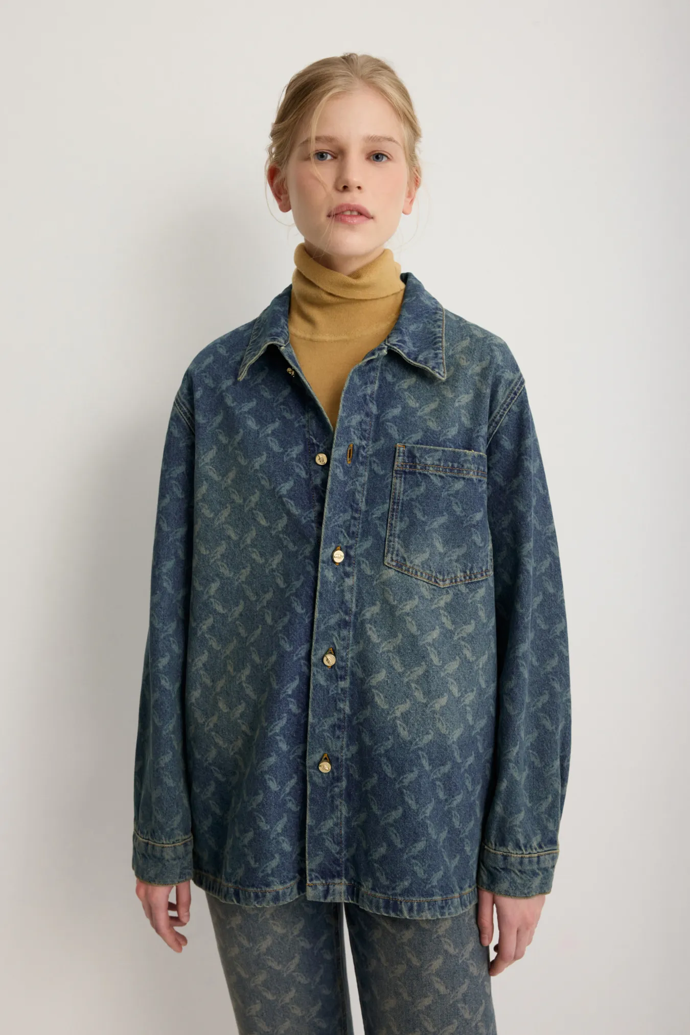 Женская рубашка с паттерном