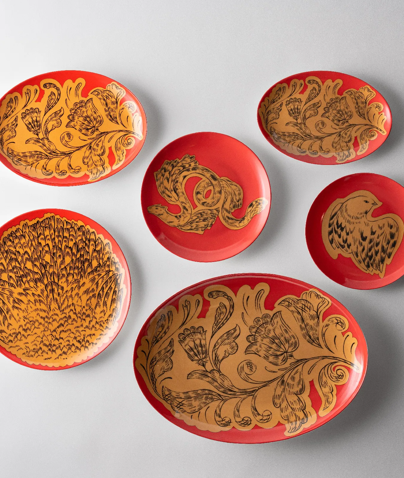 Тарелка овальная, коллекция «Золотые перья на красном»