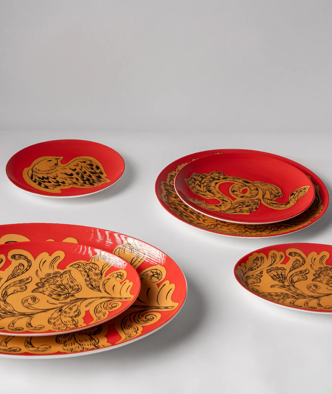 Тарелка обеденная, коллекция «Золотые перья на красном»