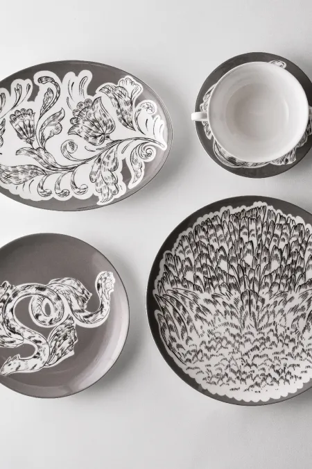 Блюдо овальное, коллекция «Перья на черном»