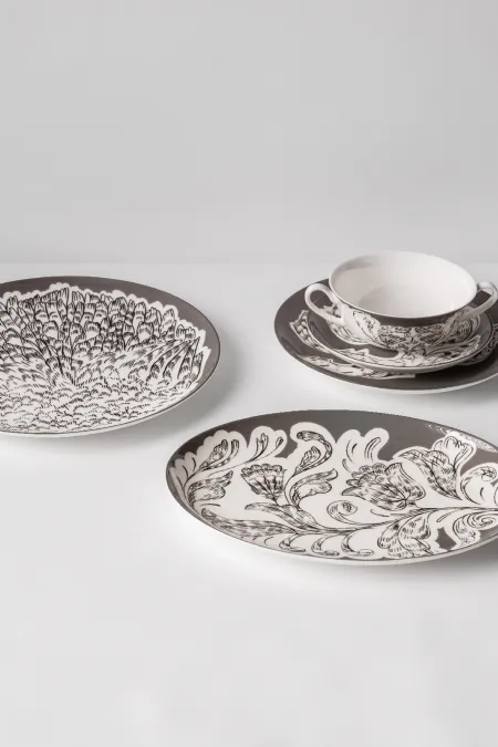 Блюдо овальное, коллекция «Перья на черном»