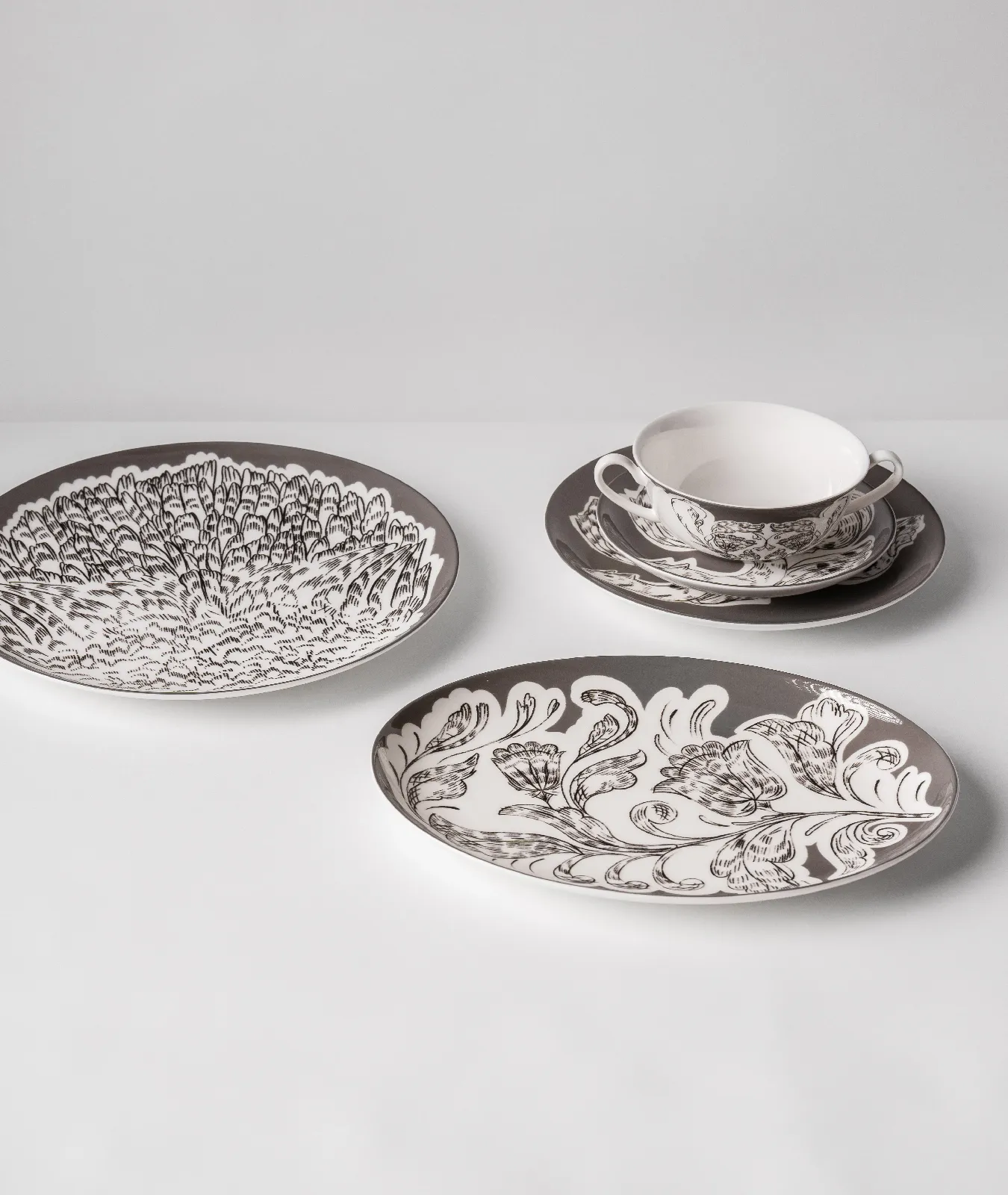 Блюдо овальное, коллекция «Перья на черном»