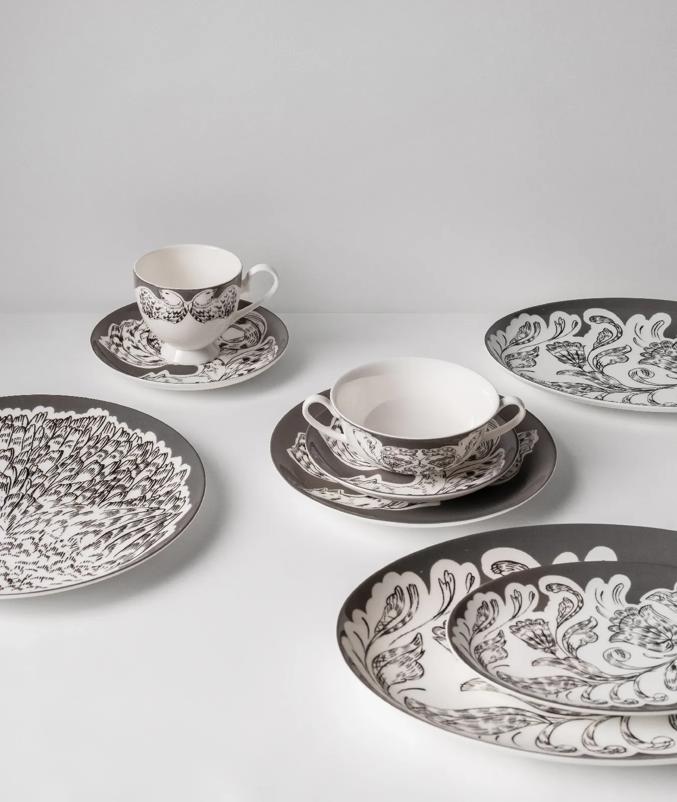 Тарелка овальная, коллекция «Перья на черном»