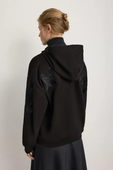 Женское худи на молнии с вышивкой