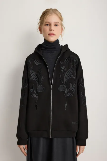 Женское худи на молнии с вышивкой