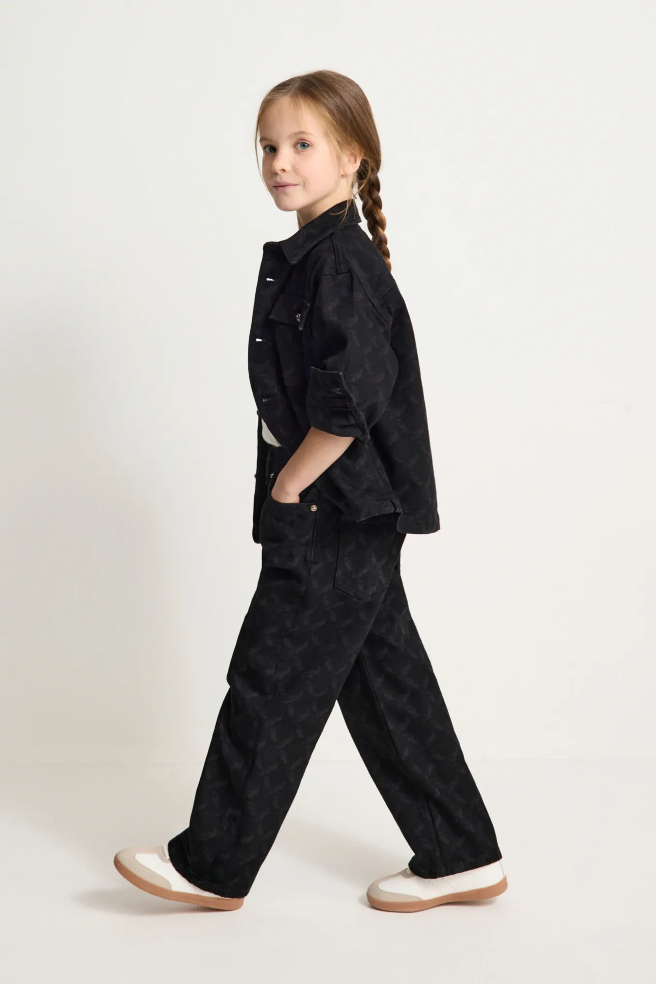 Детские джинсы с паттерном